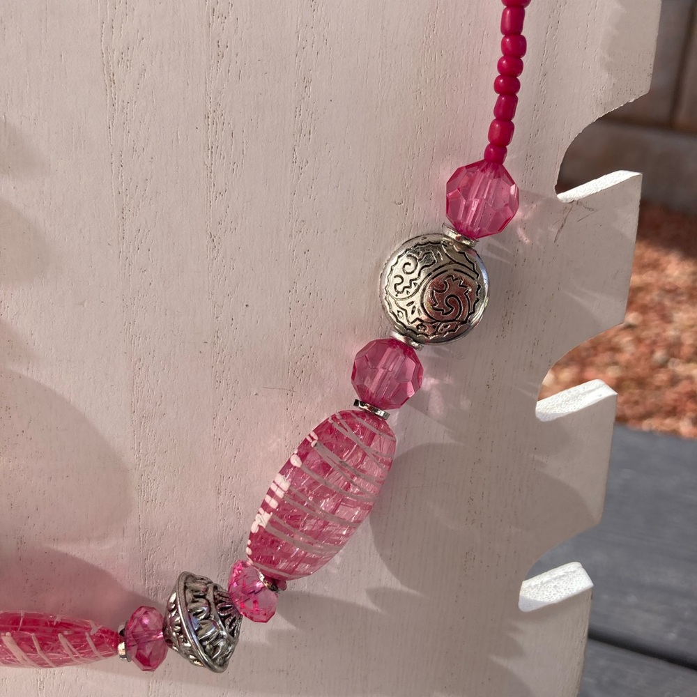Pink Acrylic Bead Necklace Silvertone etched 21” - Picture 4 of 9